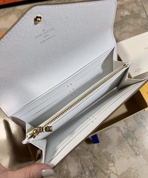 016ff30ac5cb4d9b977413819f44d881-1