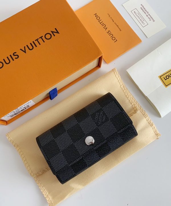 3b20b361f36a4f0b9e75daf54969e4b4-1