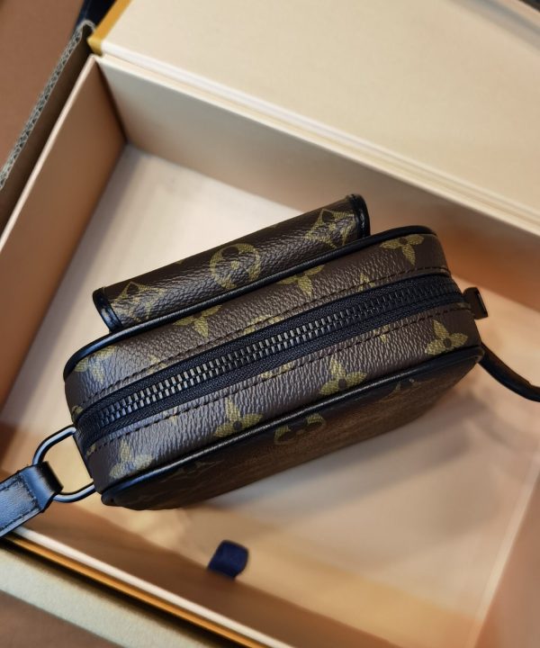 3c06e0f6db2249a18eb694416a6de4cd-1