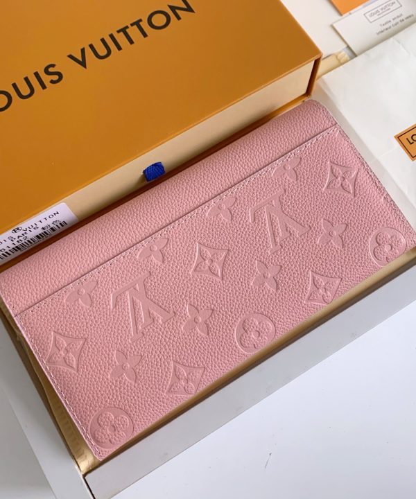 735023335fc64785be4e46b55d9577f7-1