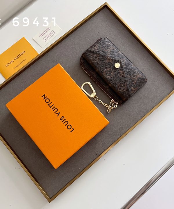 9e3a673a91514f6288965f08530d5e26-1