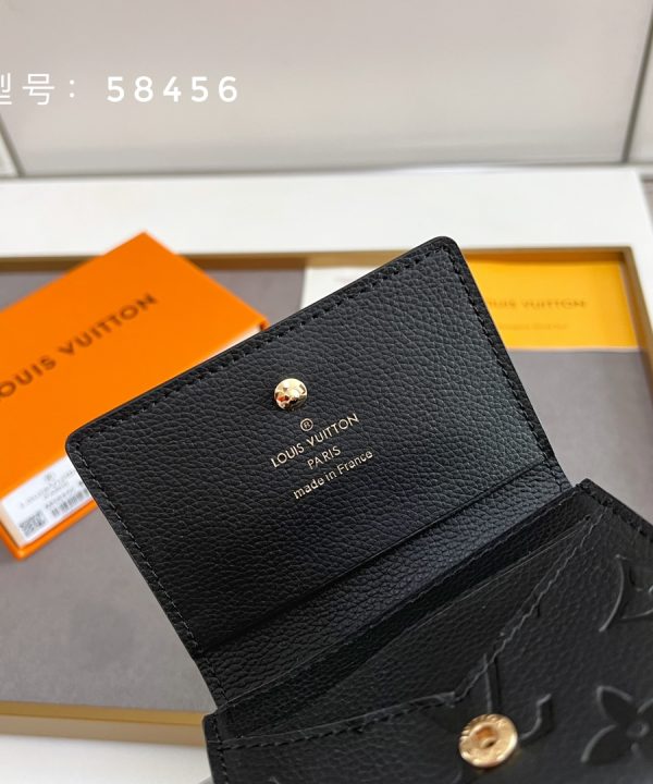 a5c60e22fb5a4f33a702b12e69c2c9e8-1