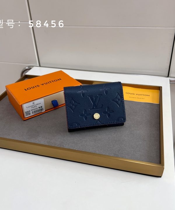 b07ab896405e4672af33296a1ad3c327-1