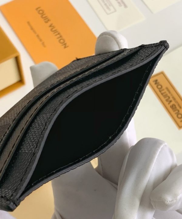 e73ca18f3ef148079975f5ee90fe8458-1