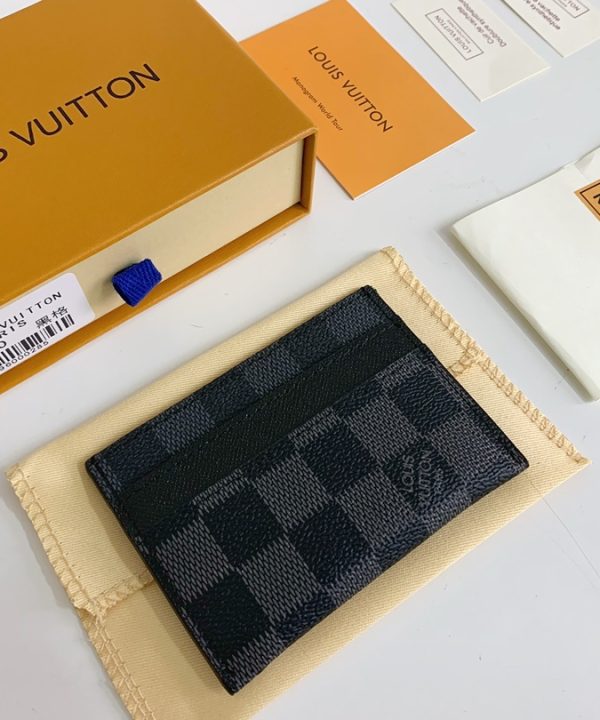 ed5145076c12471388f9546f7fc8916c-1