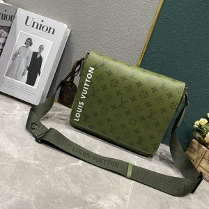 海外発送(10-15日にお届け) LOUIS VUITTON メンズ バッグ 25 x 22 x 7 CM