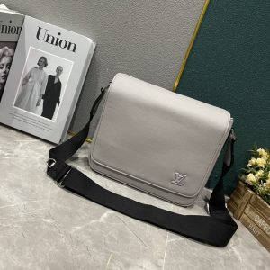 海外発送(10-15日にお届け) LOUIS VUITTON メンズ バッグ 25 x 22 x 7 CM